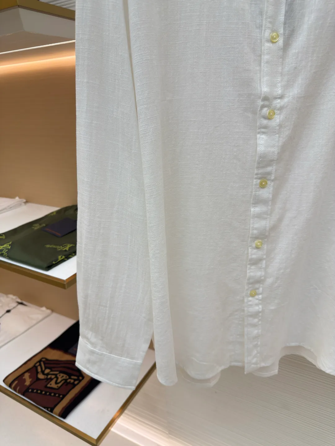 Ralph Lauren embroidered linen shirt ●Original version: Purchased and developed at 1690 ●Item number: 1680732-A75 ●Material: linen fabric ●Technology: embroidery production ●Version: fitted version ●Weight: about 235 grams ●Size: S-M-L-XL ●Description: Selected high-quality linen material with natural texture and breathability, tight and smooth, comfortable and skin-friendly, elegantly presented with a deep ink color The exquisite red pony mark is embellished, like a smart flame in the dark night. The clever design of the outer I-shaped pleated split back shoulder adds a sense of agility and detachment, and contains the soul of fashion in a minimalist shape. Adopt imported machine embroidery technology, use advanced computer control system and precision mechanical components to achieve the iconic pony embroidery operation with high precision and smooth and delicate lines. Adopting side-turning and embedded clamping stitching technology, it is smooth and tidy. The fabrics have been carefully washed and have a better feel and texture. They are not easy to deform, shrink or fade, and maintain long-term beauty. The overall wiring is straight and delicate, the fabric is comfortable and soft, and the color is consistent without color difference. It can be matched with the same style to create a fashionable look and control various occasions. Customized accessories, complete with three standards, same style for men and women!